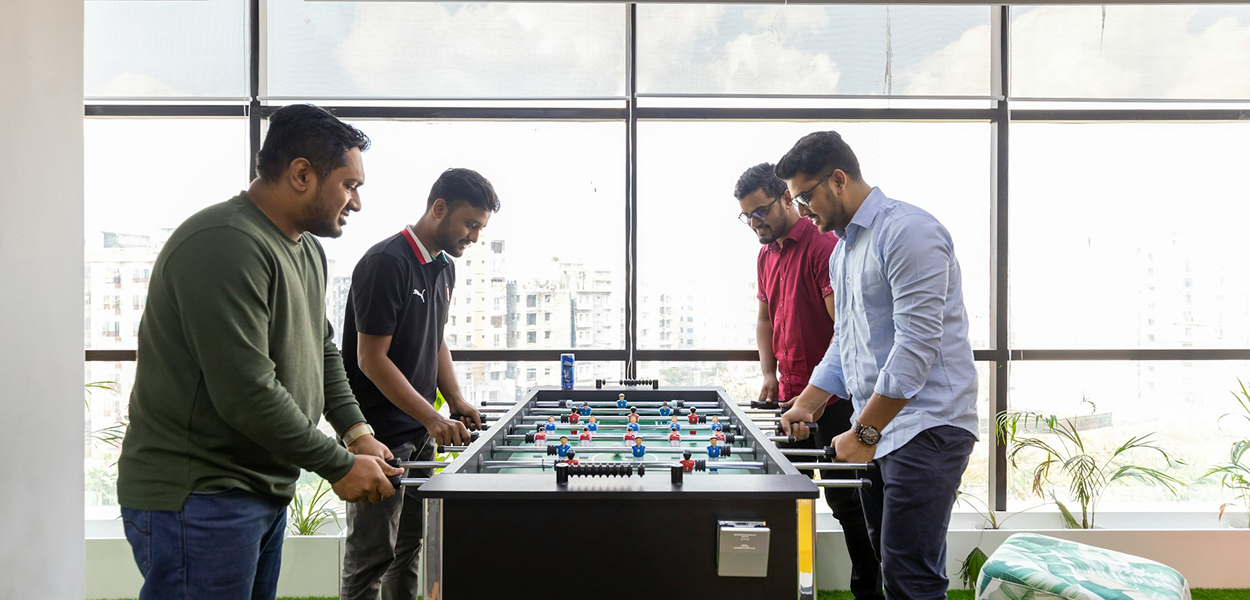 Joueurs de baby-foot en action